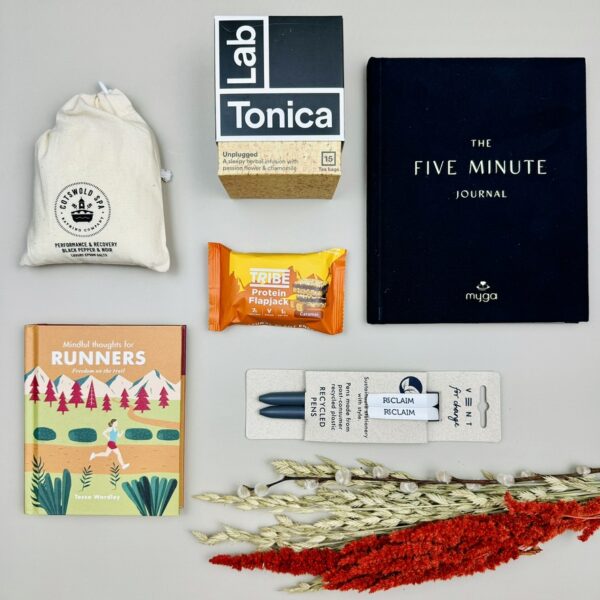 A picture of all of the items in the Lab Tonica Runners Gift Box.