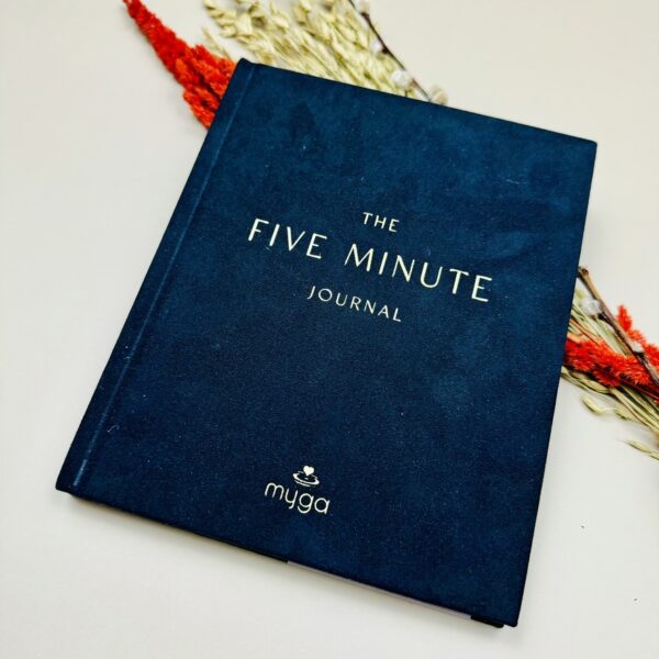 A picutre of a black five minute journal which is part of the runners gifts box.