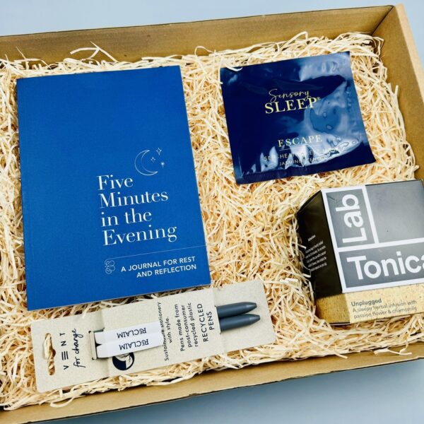 A picture of the sleep gifts and products included in the Sleep Care Gift Paclage and displayed in a MindFill packaging.