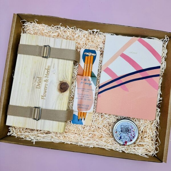 A great gift for craft lovers. This is a picture of the range of products included in the Botanical Artist Gift Box.