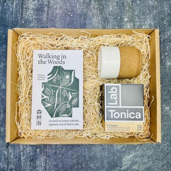 A perfect gift for nature lovers. This is a picture of the range of the products included in the Forest Bathing Gift Box and preseneted in the MindFill packaging.