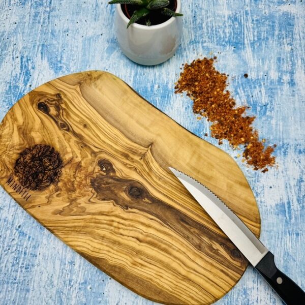 A picture of the Naturally Med Chopping Board that is included in the Fire & Food Adventure Gift Box